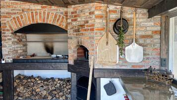 Kylskåp, ugn, diskmaskin och kaffe- och tebryggare