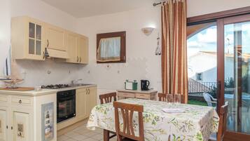 KylskÄp, ugn, spishÀll och kaffe- och tebryggare