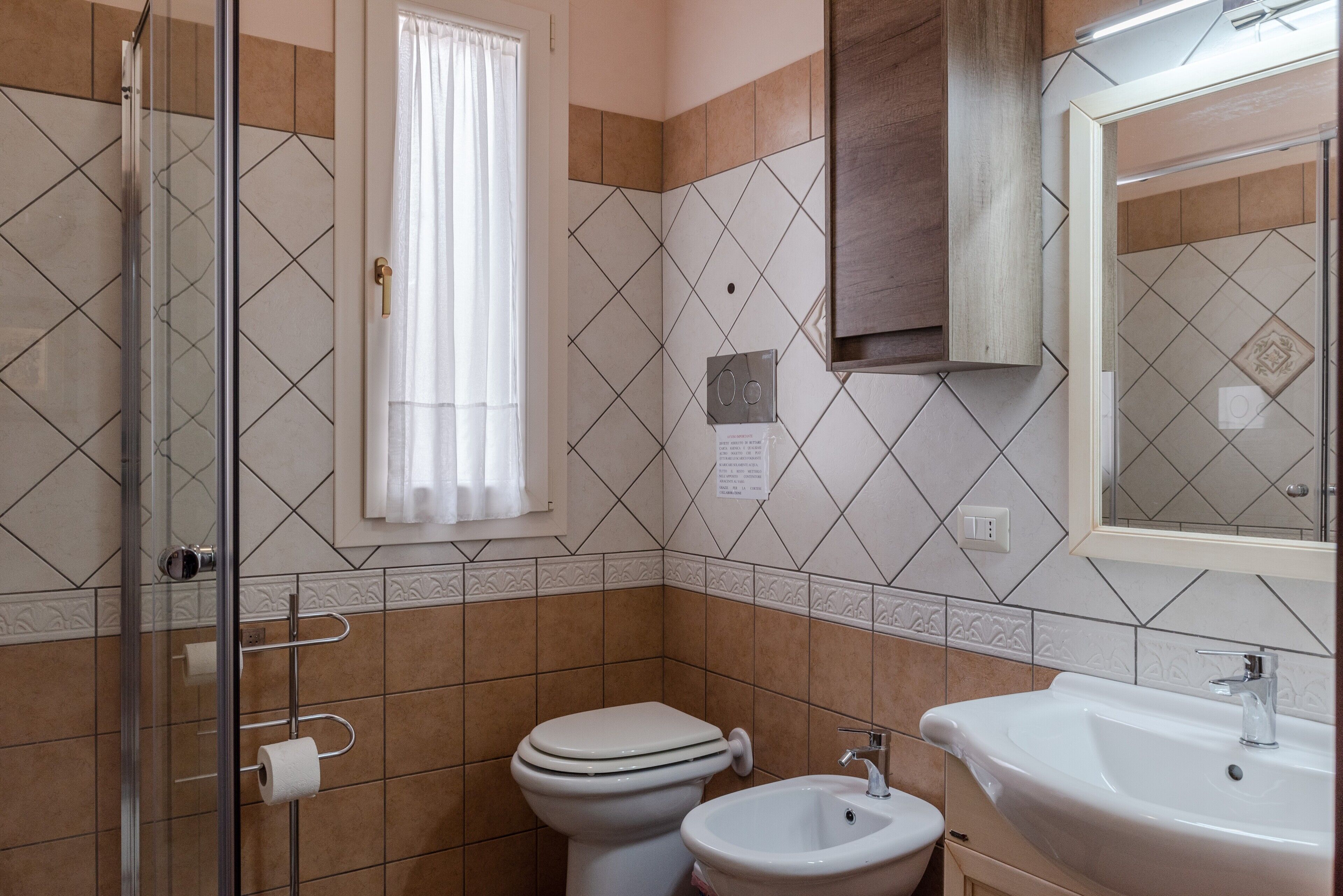 Douche, articles de toilette gratuits, sèche-cheveux