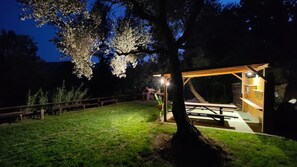 A wooden gazebo with a picnic table, surrounded by a grassy area and trees. - ‘La Liguria Tra Gli Ulivi 2’ – 250 sqm garden, mountain view, air conditioning (Varazze)