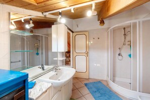 Suihku, ilmaiset hygieniatuotteet, hiustenkuivaaja, pyyhkeet