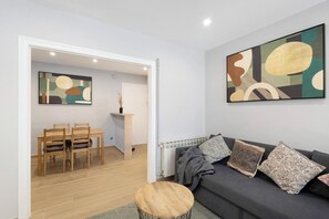 TV - Holiday Apartment "Alfons I" with Wi-Fi (Puigcerda)