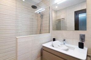 Douche, sèche-cheveux, serviettes fournies