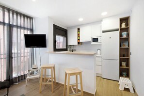 Réfrigérateur, micro-ondes, four, plaque de cuisson