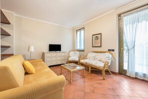 TV, ping pong - Apartment 'Ares - Oleadei' with Mountain View, Wi-Fi and Air Conditioning (San Felice del Benaco)