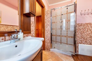 Dusche, Haartrockner, Handtücher