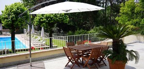 Outdoor dining - Apartment 'Oleadei - Eolo' with Mountain View, Wi-Fi and Air Conditioning (San Felice del Benaco)