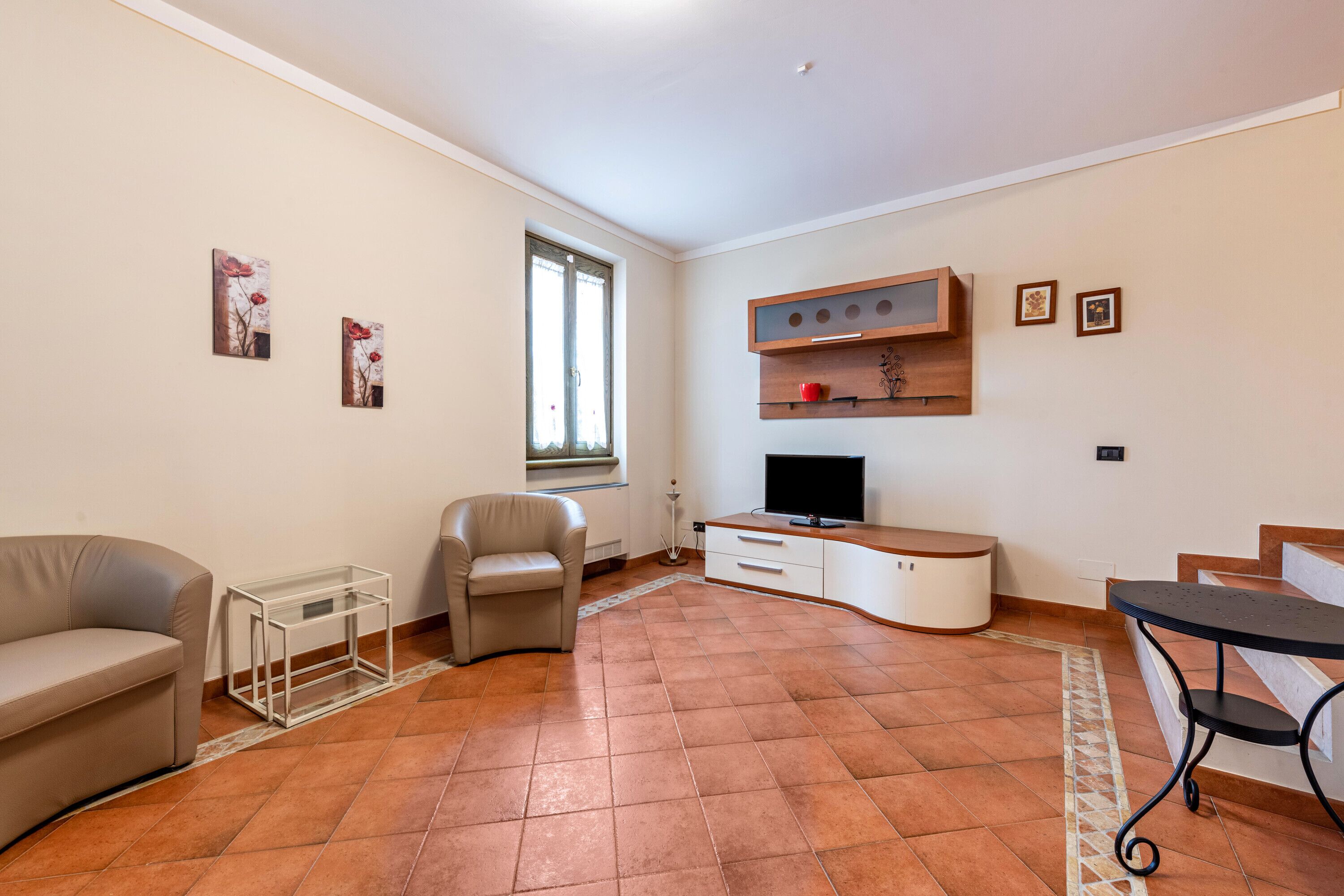 Una televisión, una mesa de tenis de mesa