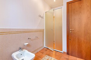 Douche, sèche-cheveux, serviettes fournies