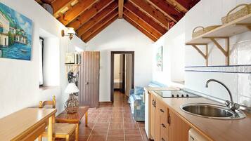 Een koelkast, een microgolfoven, een kookplaat