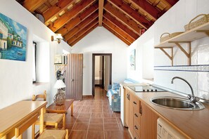 Réfrigérateur, micro-ondes, plaque de cuisson, cafetière/bouilloire