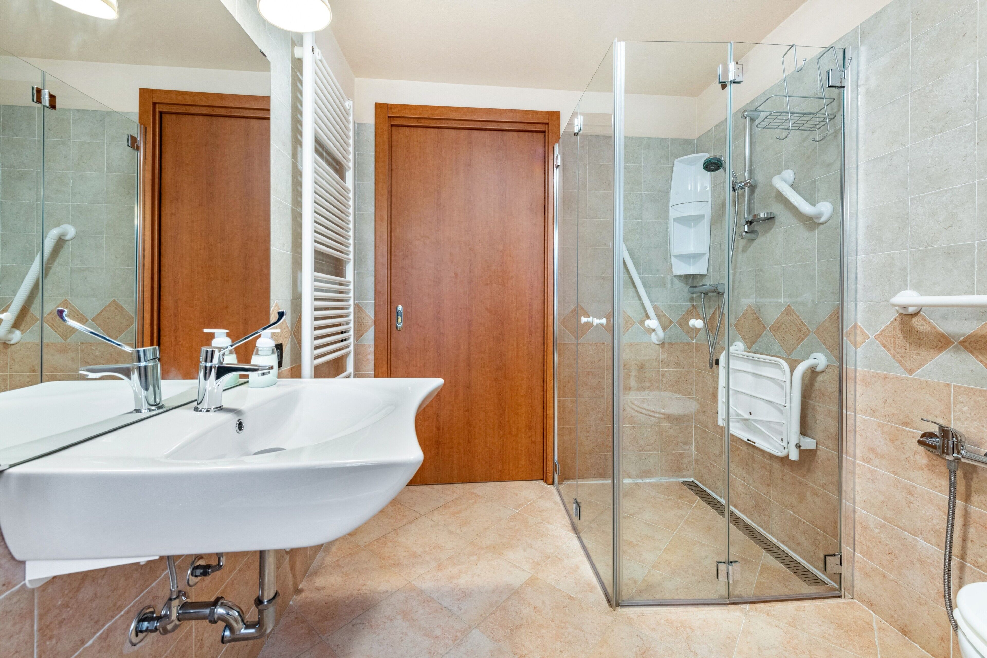 Douche, sèche-cheveux, serviettes fournies