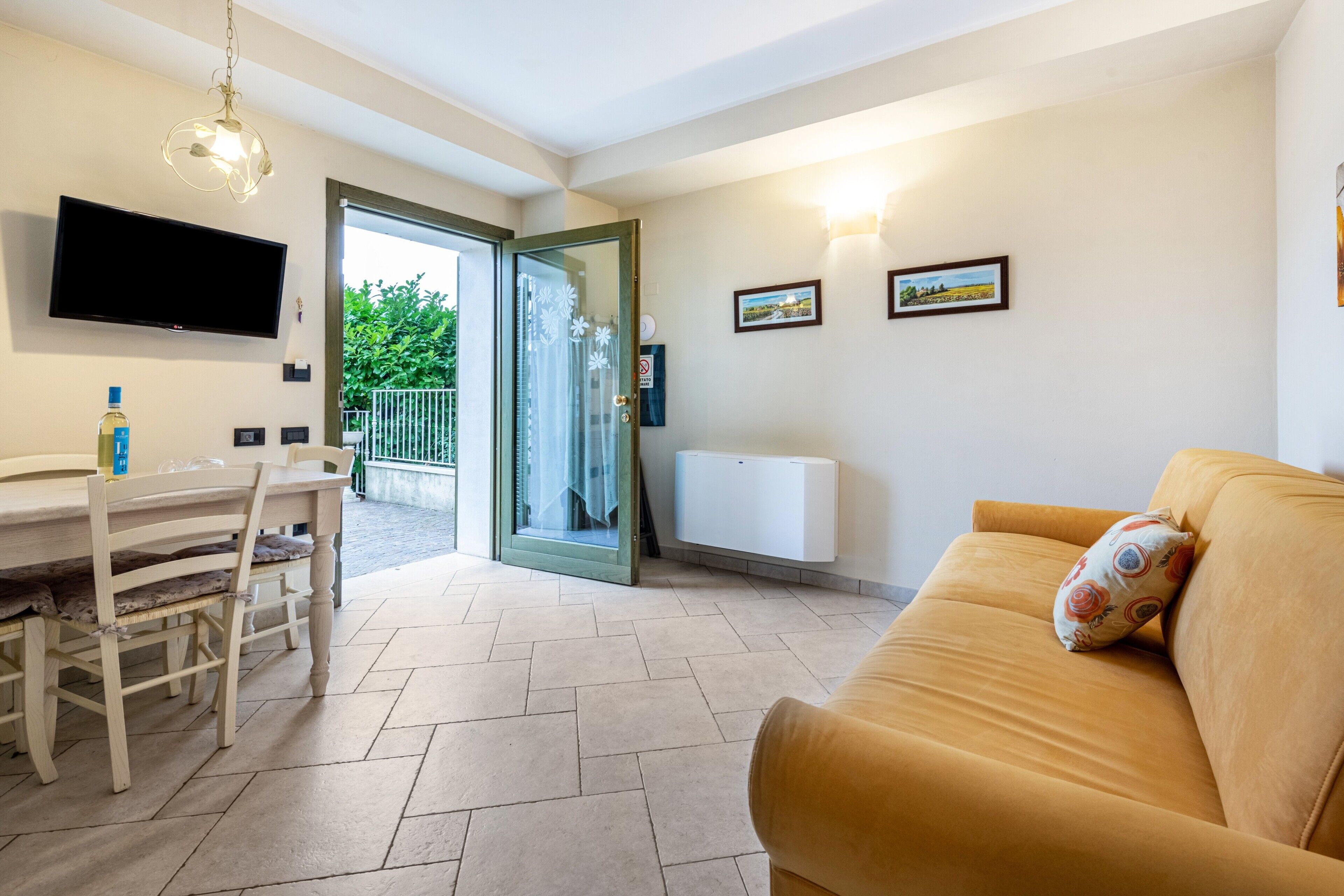 Fernseher, Tischtennisplatte