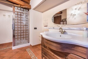 Een douche, een haardroger, handdoeken