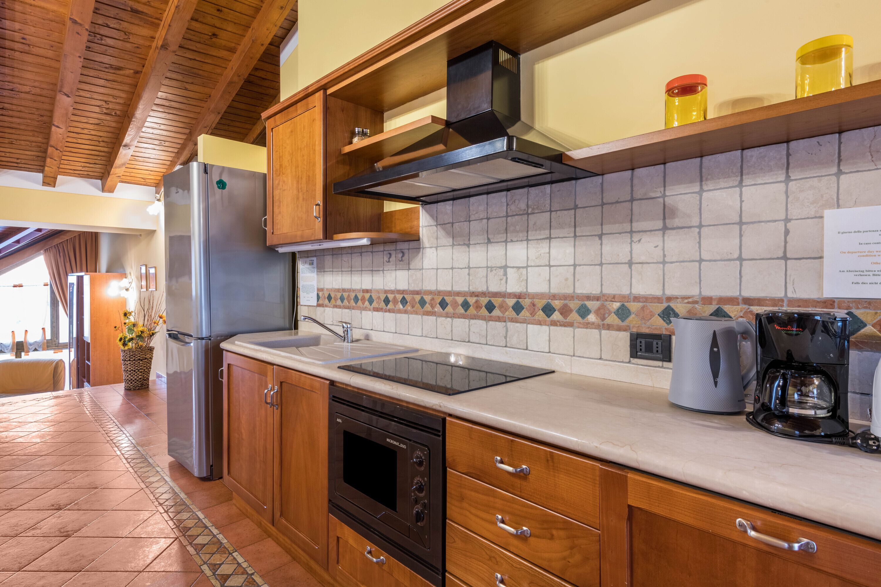 Kylskåp, mikrovågsugn, ugn och spishäll