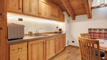 Kühlschrank, Mikrowelle, Herdplatte, Wasserkocher mit Kaffee-/Teezubehör