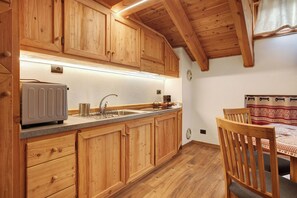 Réfrigérateur, micro-ondes, plaque de cuisson, cafetière/bouilloire