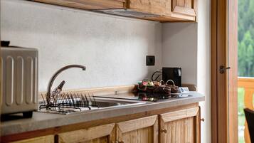 Een koelkast, een magnetron, een kookplaat