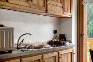 Refrigerador, microondas, parrilla de estufa y cafetera y tetera 