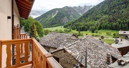 Studio 'Aux Pieds Du Malatra' 2' surrounded by mountains