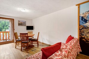 TV - Studio 'Aux Pieds Du Malatra' 2' surrounded by mountains (Saint Rhemy en Bosses)