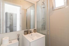 Een douche, een haardroger, handdoeken