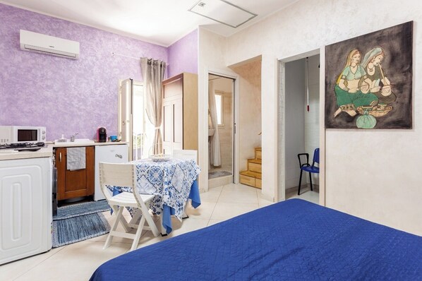 1 habitación, tabla de planchar con plancha, wifi gratis y ropa de cama