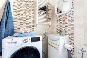 Shower, hair dryer, towels - Apartment "Nigido Holiday House Isabel" with Balcony, Wi-Fi and Air Conditioning (Catania)