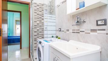 Shower, hair dryer, towels