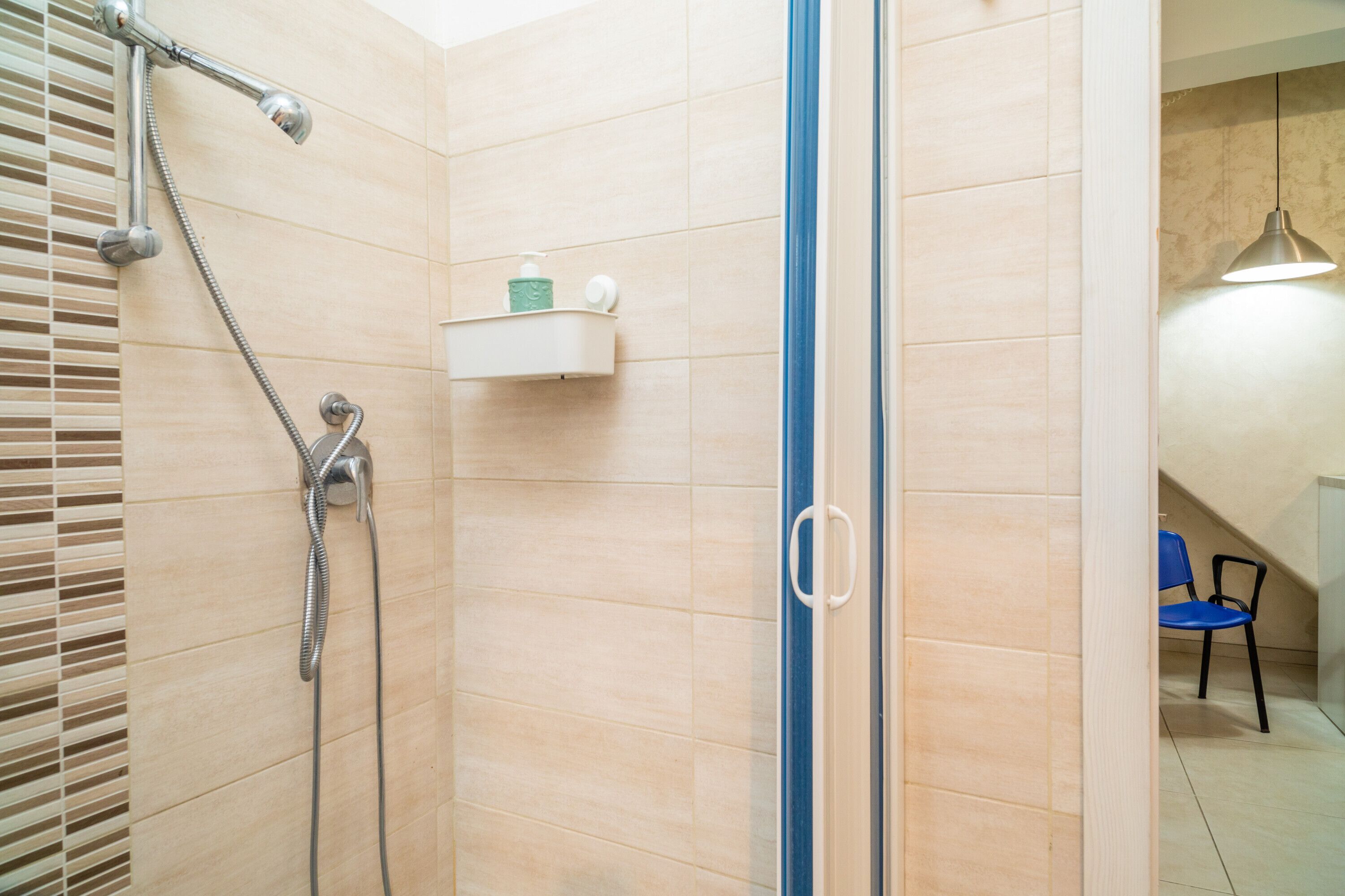 Douche, sèche-cheveux, serviettes fournies