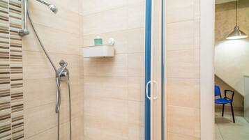 Douche, sĂšche-cheveux, serviettes fournies