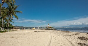 Beach nearby, sun loungers, beach towels