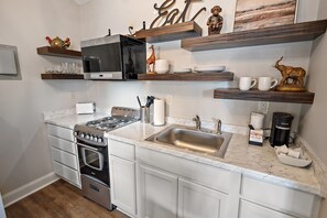 Kühlschrank, Mikrowelle, Herdplatte, Wasserkocher mit Kaffee-/Teezubehör