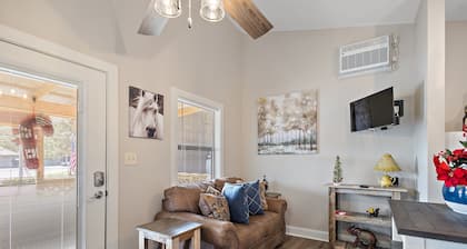 Cottage 6 - Hooty's Place