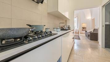 Een koelkast, een magnetron, een oven, een kookplaat