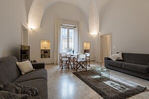 TV, video games - Holiday Home 'Dimora Cece' with Balcony and Wi-Fi (Francavilla fontana)
