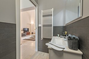 Dusche, Haartrockner, Handtücher