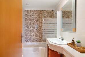 Shower, hair dryer, towels - Apartment 'Condomínio Quinta Do Vale' with Shared Pool, Wi-Fi and Air Conditioning (Guia)