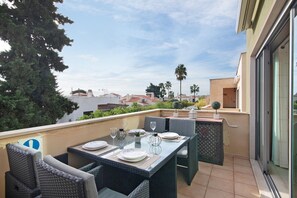 Outdoor dining - Apartment 'Condomínio Quinta Do Vale' with Shared Pool, Wi-Fi and Air Conditioning (Guia)