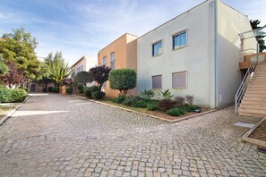 Exterior - Apartment 'Condomínio Quinta Do Vale' with Shared Pool, Wi-Fi and Air Conditioning (Guia)