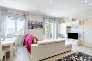 TV - Villa 'Joel' with Sea View, Wi-Fi and Air Conditioning (Fontane Bianche)