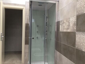 Dusche, Haartrockner, Handtücher