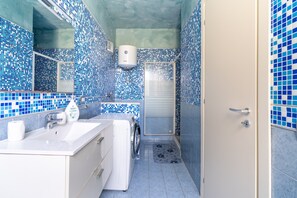 Dusche, Haartrockner, Handtücher