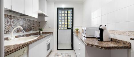 Kylskåp, mikrovågsugn, ugn och spishäll