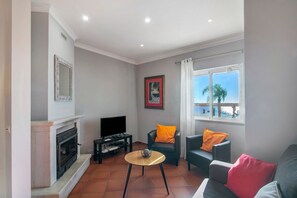 Televisión y chimenea 