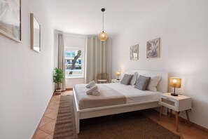 3 bedrooms, iron/ironing board, free WiFi, bed sheets - Holiday Apartment "T3 G Apt Alfarrobeira" with Shared Pool, 2 Balconies & Wi-Fi (Santa Luzia)