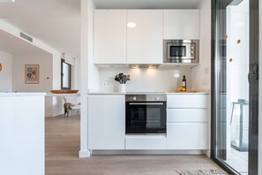 Kjøleskap, mikrobølgeovn, ovn og kokeplater