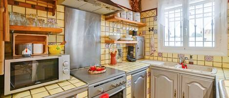 Fridge, oven, stovetop, coffee/tea maker