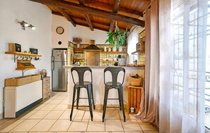 Kjøleskap, ovn, kokeplater og kaffetrakter/tekoker