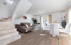 Fernseher, Tischfußball, Tischtennisplatte